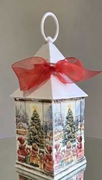 


Beautiful Christmas Lantern&nbsp;
&nbsp;
Led Candle integrated, battery operated
&nbsp;
Hand paintted and decorated with decoupage techniques&nbsp;


&nbsp;
Lantern size: 25.5cm x 10 cm


