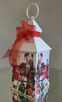 


Beautiful Christmas Lantern&nbsp;
&nbsp;
Led Candle integrated, battery operated
&nbsp;
Hand paintted and decorated with decoupage techniques&nbsp;


&nbsp;
Lantern size: 25.5cm x 10 cm


