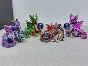 Dragon with orb - Hatchling Treasures 5.5cm - 4 different colors: Blue, Green, Red and Purple - Baby Dragonings holding a black sphere
💎&nbsp; Choose your own baby dragon&nbsp;
Four small metallic Dragons are the perfect addition to any fantasy lovers home. Each grasping a large orb, these Dragons come in 4 different colours and can be displayed together or separated into individual gifts.