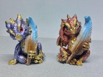 Dragon with quill - Storyteller Dragonlings 5.5cm - 2 different colors: Red or Blue w golden details - Baby Dragon holding a writing feather
💎&nbsp; Choose your own baby dragon&nbsp;
Unleash your creativity and add a touch of mythical charm with this pair of dragon Storytellers.&nbsp;
These enchanting creatures are not only guardians of ancient wisdom but also the keepers of your creative inspiration.&nbsp;
Sitting side by side holding their feathered quills, these Storytellers are ideal for any fantasy lovers desk or workspace.