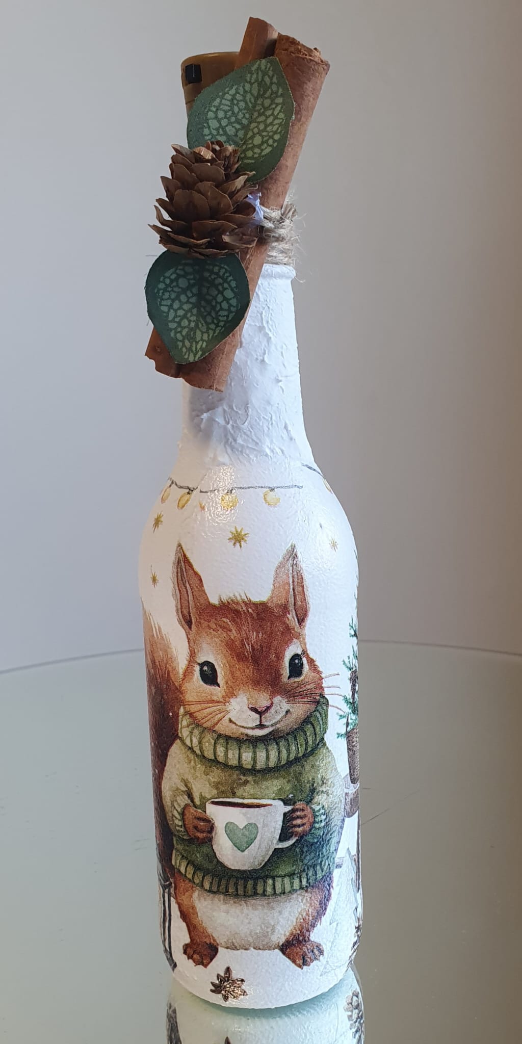 

Beautiful Christmas Glass bottle - Lantern&nbsp;
&nbsp;
Glass bottle, hand painted and decorate with decoupage techniques&nbsp;
&nbsp;
3D snow effect
&nbsp;
Cap with LED lights included&nbsp;


&nbsp;

Size of the botthe 600ml
