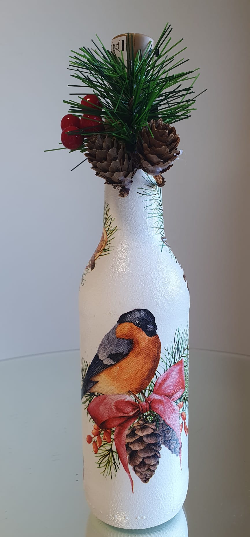 

Beautiful Christmas Glass bottle - Lantern&nbsp;
&nbsp;
Glass bottle, hand painted and decorate with decoupage techniques&nbsp;
&nbsp;
3D snow effect
&nbsp;
Cap with LED lights included&nbsp;


&nbsp;

Size of the botthe 600ml
