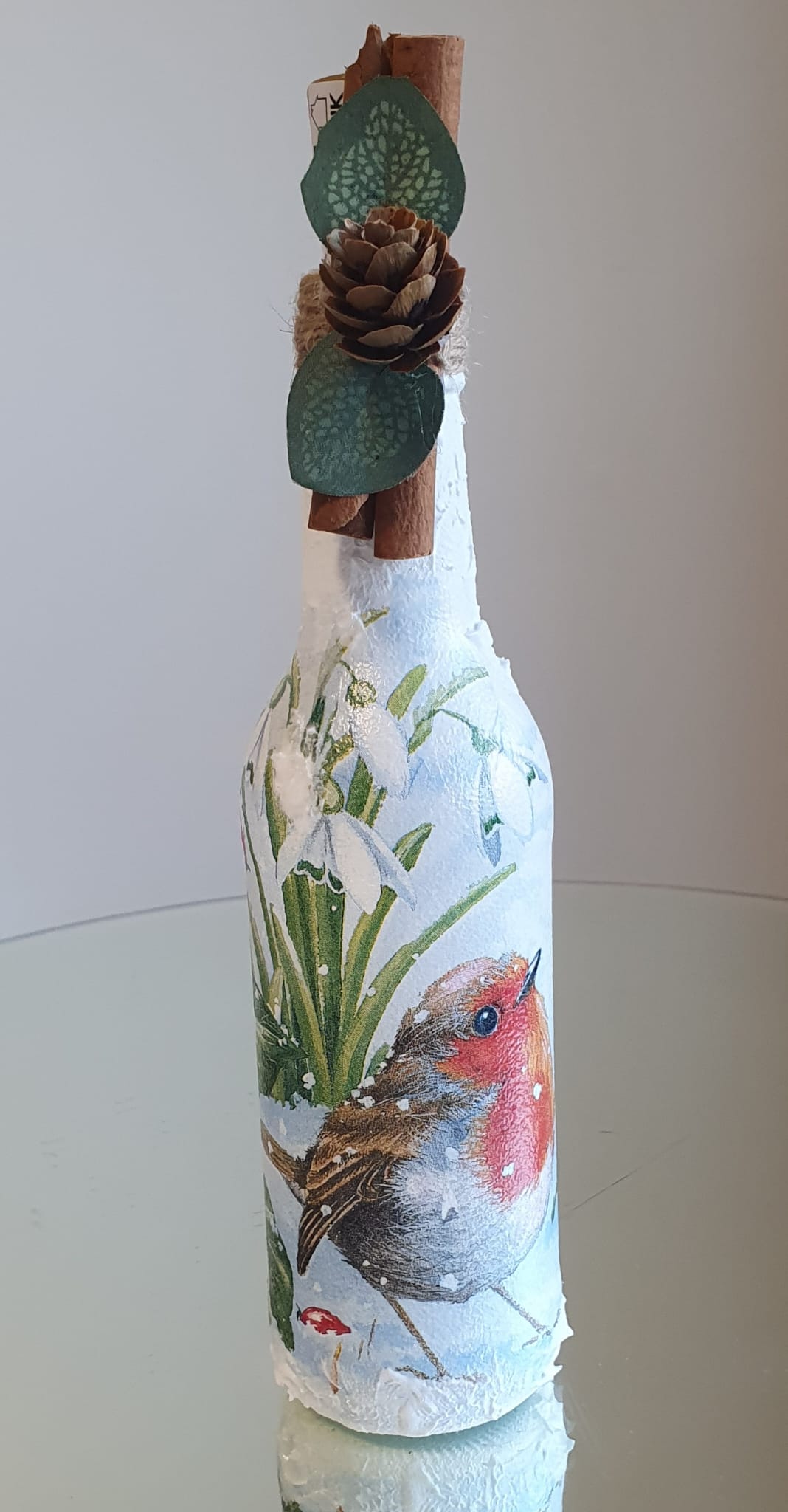 

Beautiful Christmas Glass bottle - Lantern&nbsp;
&nbsp;
Glass bottle, hand painted and decorate with decoupage techniques&nbsp;
&nbsp;
3D snow effect
&nbsp;
Cap with LED lights included&nbsp;


&nbsp;

Size of the botthe 600ml
