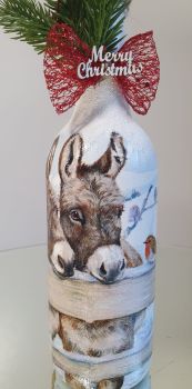 

Beautiful Christmas Glass bottle - Lantern&nbsp;
&nbsp;
Glass bottle, hand painted and decorate with decoupage techniques&nbsp;
&nbsp;
3D snow effect
&nbsp;
Cap with LED lights included&nbsp;


&nbsp;

Size of the botthe 600ml
