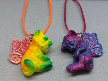 Neon Glow in the Dark Butterfly kittens &ndash; Ready to go &amp; Custom Made &ndash; Brooch or Necklace &ndash; Cute Dreaming Winged Cat, Asleep Pegasus Kitties, Pawsome
&ndash; Ready to Go
&ndash;&nbsp;Custom made
🌟 Allow for some slight color difference. &nbsp;