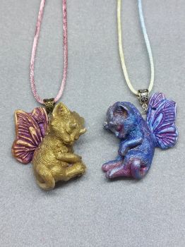 Butterfly kittens &ndash; Ready to go &amp; Custom Made &ndash; Brooch or Necklace &ndash; Cute Dreaming Winged Cat, Asleep Pegasus Kitties, Pawsome
&ndash; Ready to Go
&ndash; Custom made
🌟 Allow for some slight color difference. &nbsp;