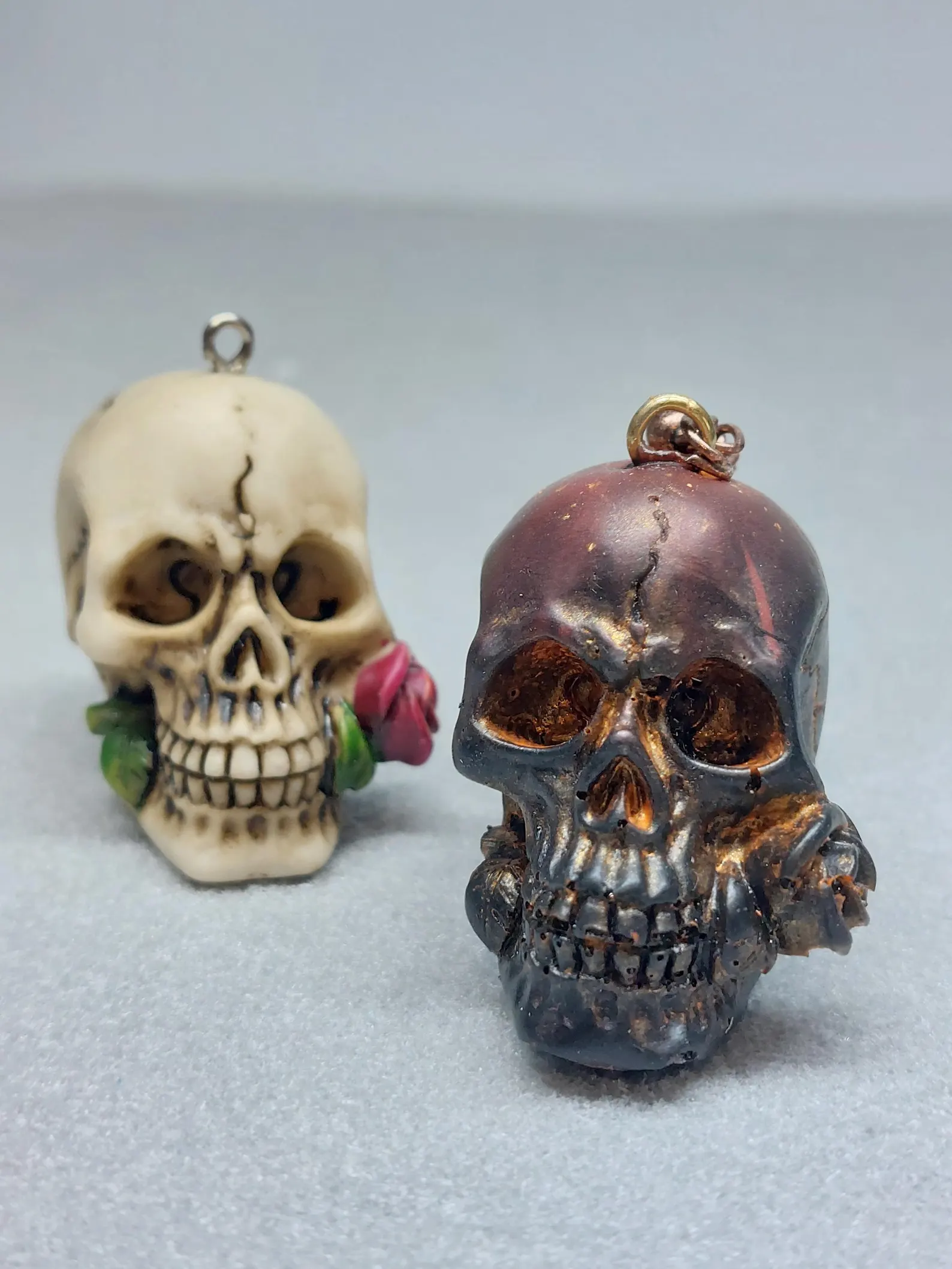 Skull with Rose Keyrings - festive alternative, macabre, Halloween Dia de los muertos, Day Dead - Keyring keychain
Day of the death skulls, holding a rose to show respects to a loved one.
&nbsp;
Cast in the finest resin and expertly hand-painted, these pieces are a great festive tree accessory.
🌟 Allow for some slight color difference. &nbsp;