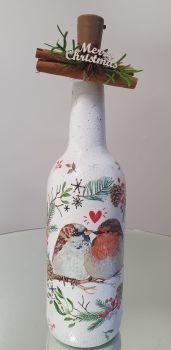 

Beautiful Christmas Glass bottle - Lantern&nbsp;
&nbsp;
Glass bottle, hand painted and decorate with decoupage techniques&nbsp;
&nbsp;
3D snow effect
&nbsp;
Cap with LED lights included&nbsp;


&nbsp;

Size of the botthe 600ml

