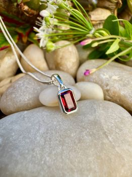 &nbsp;
Brilliant emerald cut Garnet&nbsp;bezel set in Silver Necklace&nbsp;
Metal: Sterling Silver&nbsp;
Gem: Genuine African Garnet
Stone Size: 6mm x 4mm
Birthstone: January&nbsp;