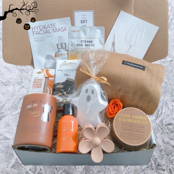 Spooky Autumn Gift Box : Cosy Gift Box
THE PERFECT GIFT FOR ANY OCCASION:
Surprise someone you love today!!! Whether you&rsquo;re saying Happy Birthday, Mother&rsquo;s Day, Anniversary or just to say Thanks for being you. This beautiful spa set will be a great gift to give your loved ones for any occasion or just&nbsp;