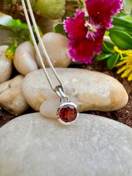 Brilliant round&nbsp;cut Garnet&nbsp;bezel set in Silver Necklace&nbsp;
Metal: Sterling Silver&nbsp;
Gem: Genuine&nbsp; African Garnet
Stone Size: 5mm x 5mm
Birthstone: January&nbsp;