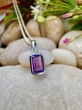 Brilliant emerald cut Amethyst bezel set in Silver Necklace
Metal: Sterling Silver
Gem:Genuine Amethyst
Stone Size: 6mm x 4mm
Birthstone: February