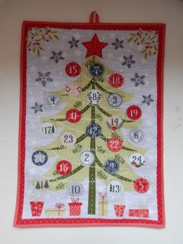 HANDMADE REUSABLE ADVENT CALENDAR.
COUNTDOWN TO CHRISTMAS DAY.&nbsp;
FILL THE POCKETS WITH TREATS, MESSAGES OR SMALL GIFTS.
USE YEAR AFTER YEAR.