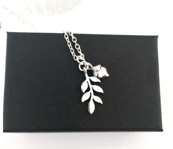 Gorgeous antique silver leaf pendant, with silver plated acorn charm. Suspended from a silver plated chain..The drop on the pendant is approx. 2.54cm/1in. The chain length is approx. 45.7cm/18ins, plus extension chain. approx. 5.08cm/2ins. Elevate your style with this beautiful bespoke piece… It arrives in a pretty organza bag, and has free shipping