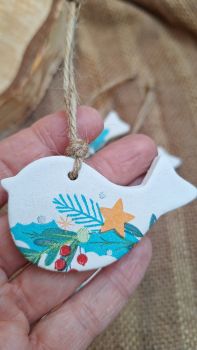 INDOOR USE ONLY 
Little clay decoupaged birds measuring 5 cm.