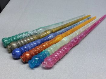 Wands (Shape n2) Different Colors Ready to Go & Custom Made - Sceptre, Staff, Bâton Magique Made with resin from a Carved Wooden Magic Stick
Cast in resin dyes/mica powder (and sometimes with glitter, foil flakes, gems..). 
Size: about 25-26cm length.
🔮 Allow for some color diference
🌟 POSTAGE NOTE: as lately the post have not been treating the packets correctly. I have decided that the Wands will have to be sent with registered post.