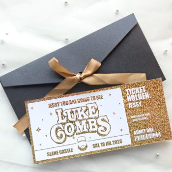 Celebrate the Luke Combs 2026 concert at Slane Castle with a one-of-a-kind personalised foil ticket keepsake — handmade in Ireland by Printarelle. Each ticket is designed as a lasting memory for country music fans, beautifully foiled in gold for a luxury finish.Personalised Foil Ticket Features & Handmade Details
Key Features
Personalised with name, concert date, section and seat details
Foil options: copper, gold, silver or rose gold for a premium shine
Printed on durable 300 gsm card for a keepsake finish
Includes luxury brown envelope tied with satin ribbon
Optional custom message inside or on the back
Handmade and shipped from Ireland 🇮🇪 within 2–5 business days
How to Personalise
Add the recipient’s name, concert date and seat or section details.
Select your preferred foil colour and envelope option.
We craft your keepsake ticket by hand and ship directly from Ireland.