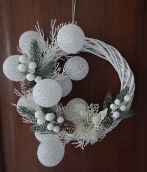 Create a warm, inviting winter atmosphere with this handcrafted White Christmas Wreath.
Designed to bring a soft, elegant holiday feel into your home.
Features:
White textured decorative baubles for a modern winter look
Frosted greenery & white berry branches ❄️
Snow-dusted pinecones for natural charm
Cream poinsettia floral detail
Woven wreath base for a cozy, rustic finish
Perfect for front doors, living rooms, fireplaces, walls and gift-giving.
Size: 25-30cm
Handmade with care 🤍