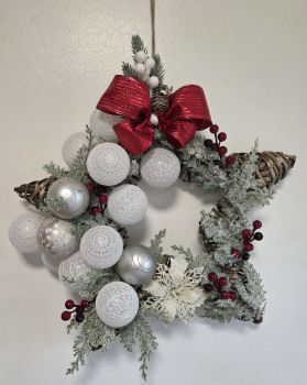 Handmade Christmas Star Wreath
Add cozy holiday magic to your home! ✨
Glowing warm lights, frosted greenery, berries, ornaments & a festive bow — all carefully arranged by hand.
Perfect for doors, walls, hallways or as a beautiful gift 
Size:40-45cm