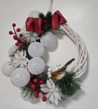 🎄✨ Handcrafted Christmas Wreath with Lights – Elegant Festive Decoration ✨🎄
Bring warmth and holiday magic to your home with this beautiful handmade Christmas wreath.
🌟 Features:
Elegant white wicker base with a modern twist
Warm LED lights for a cozy glow (battery-operated)
Decorated with frosted white flowers, red berries, pine greenery, and a charming little robin
Finished with a luxurious red bow for a classic festive touch
Perfect for your front door, wall, or fireplace
🎁 Ideal for creating a welcoming Christmas atmosphere or as a thoughtful seasonal gift!
🕯️ Diameter: approx. 20–25 cm
💡 Lights: soft warm white (on/off switch)
🎨 Each piece is handcrafted, so every wreath is unique.
✨ Add a touch of festive elegance to your home this season! ✨
