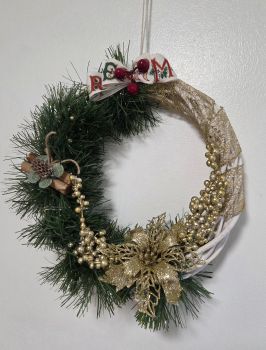 ✨🎁 Handmade Golden Christmas Wreath with Warm LED Lights 🎁✨
Add a touch of festive luxury to your home with this elegant handcrafted Christmas wreath, glowing softly with warm LED lights.
🌟 Features:
Stylish white wicker base, wrapped with shimmering gold ribbon
Adorned with gold berries, poinsettia flowers, and pine greenery
Embellished with a holiday bow featuring “Merry Christmas” details and red berries
Warm LED lights create a cozy, inviting glow (battery-operated)
Perfect for decorating your front door, wall, fireplace, or window
🎄 Details:
Diameter: approx. 20–25 cm
Lights: soft warm white (on/off switch)
Each wreath is handcrafted, making every piece truly one of a kind
✨ Bring elegance, warmth, and Christmas cheer to your home this festive season! ✨