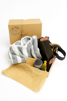 🛁 The Bath One – Gift Hamper for Pets & Their People 🐾
Bath time made easy! Includes a soft microfibre pet robe, a handy soap-dispensing brush, and a stylish apron to keep you dry.
💝 The perfect gift for pet lovers who are hard to buy for – practical, thoughtful, and full of care.