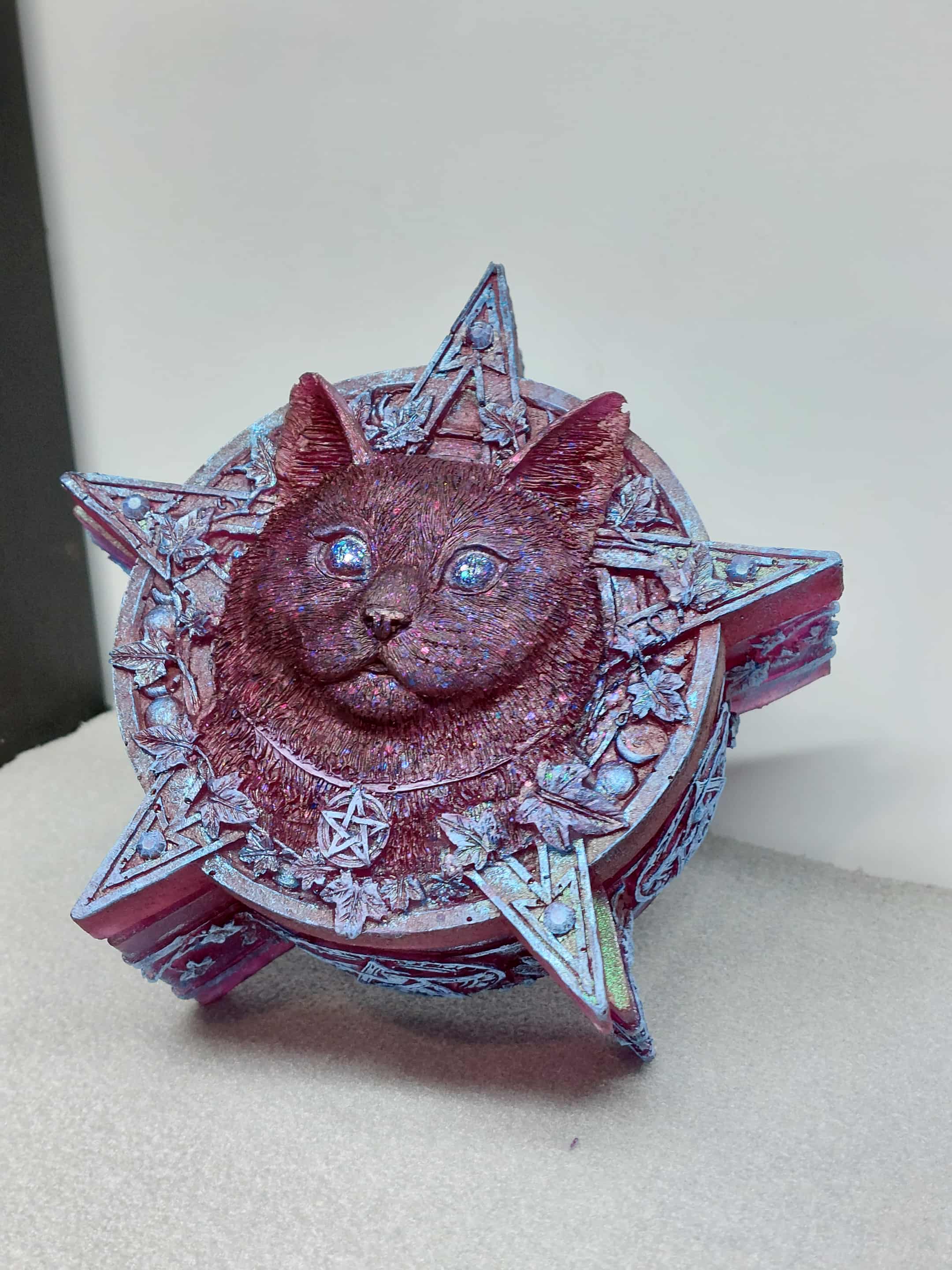 Pentagram Star Cat Trinket Treasure Box - Ready to Go - Salem Witch Familiar Spell Magic Charmed Jewelry Feline Altar Jewelry Box 14.5cm
Cast in resin before being hand-painted, this Box is perfect for anyone who has a passion for magic.
🌟 Allow for some color difference