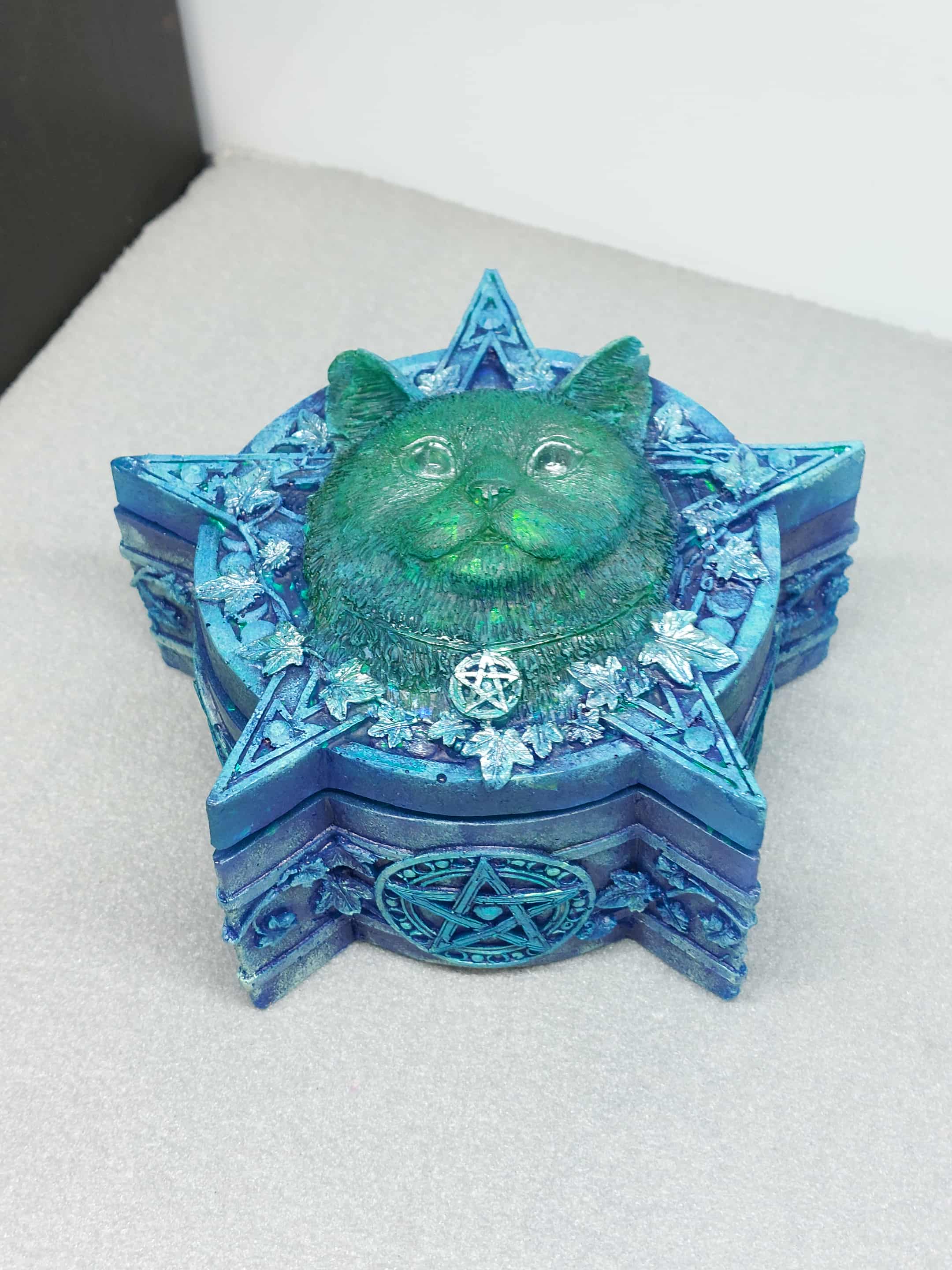 Pentagram Star Cat Trinket Treasure Box - Ready to Go - Salem Witch Familiar Spell Magic Charmed Jewelry Feline Altar Jewelry Box 14.5cm
Cast in resin before being hand-painted, this Box is perfect for anyone who has a passion for magic.
🌟 Allow for some color difference