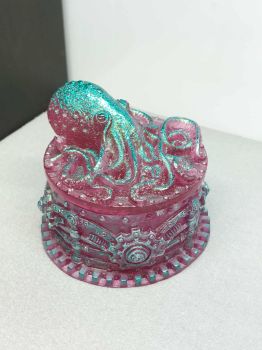 Steampunk Octopus trinkex Box - Ready 2 Ship or Custom Made - Detailed nautical boxtopus tentacles fantasy magic vintage victoran steampunk
Made from the finest resin and hand-painted with amazing mica powders and acrylics.
Boxtopus is a steam punk themed box, featuring an octopus on the lid with excellent detailing, along with gears and cogs.&nbsp;Steampunk-style, Victorian Art
Size:&nbsp;9x10 cm /&nbsp;Inside: 4x7,5 cm
🌟 Available as:&nbsp;Ready to Go &amp;&nbsp;Custom Made&nbsp;
🌟 Please allow for some color difference