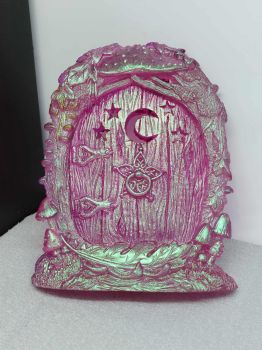 Moon Forest XL Fairy Door Ornament &ndash; Ready to Go &amp; Custom Made &ndash; 15.5 cm &ndash; Ornaments for the Garden / Glasshouse &ndash; Fairy Village Colors &ndash; Hand Made with resin, mica powder &amp; magic
&ndash; Ready to Go
&ndash; Custom made
🌟🍄 Allow for some slight color difference.
&nbsp;
&nbsp;