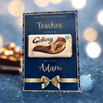 Personalised Galaxy Board - Navy Bow Design
A4 printed 300gsm gloss card with a 100g Galaxy chocolate bar.&nbsp; Perfect for Teachers, Nanny, Grandad, Aunty....the list is endless.&nbsp; Comes in an A4 cellophane bag ready for gifting.
Sentence will be amended depending on the name entered.&nbsp; Ex. Merry Christmas Mary......You're the best in the Entire....