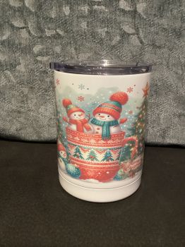 Bring the Christmas spirit wherever you go with our Merry Christmas stainless steel mug! With adorable snowmen, Christmas trees, and snowflakes, this double-walled mug keeps your festive drinks hot. Complete with a slide lid and handle &ndash; perfect for the Christmas markets, gifting, or Secret Santa!
&nbsp;