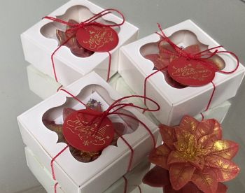 Handmade scented soap Large Christmas poinsettia in a white gift box with red 🎀 🎀 🎀&nbsp;
Size box 9cm/9cm/4cm
Soap scent Christmas