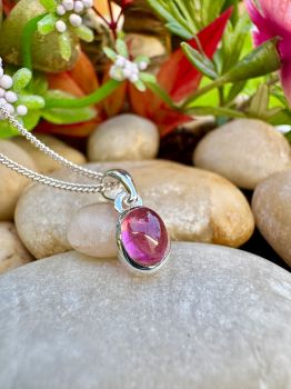 Dainty oval Pink Tourmaline bezel set in Sterling&nbsp;Silver Necklace
Metal: Sterling SilverGem: Pink&nbsp;TourmalineStone Size: 7mm x 5mm
Birthstone: October