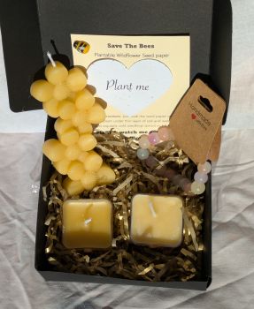 Includes:
1x flower Candle&nbsp;
2x tea lights
1x UV multi-coloured Bracelet&nbsp;
1x plantable heart&nbsp;
I always include a cute free gift 🎁&nbsp;