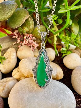 Art Deco Green Onyx Marcasite Sterling Silver Necklace
Metal: Sterling SilverGem: Green&nbsp;Onyx,&nbsp;MarcasitePendant dimension: 40mm x 14mm
&nbsp;