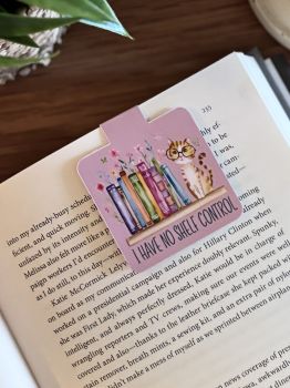 A cute handmade magnetic bookmark featuring a colourful bookshelf and a sweet little cat, paired with the fun phrase&nbsp;&ldquo;I Have No Shelf Control. A perfect gift for book lovers, cat lovers, and anyone with a growing book collection.