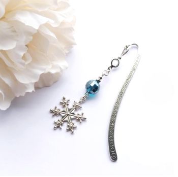 Hanmdade bookmark in antique silver, created with an antique silver snowflake, a gorgeous faceted glass bead, and a small clear glass framed bead. A gorgeous festive bookmark, great for Christmas gifting/stocking fillers! It arrives in a pretty organza bag, and has free shipping!