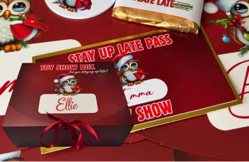 Toy Show Box &amp; Stay Up Late Pass
Personalised large Toy Show box &amp; A gloss printed 400gsm Stay Up Late pass personalised.
Toy Show box measures 31x25x12cm.&nbsp; Perfect for filling with treats.