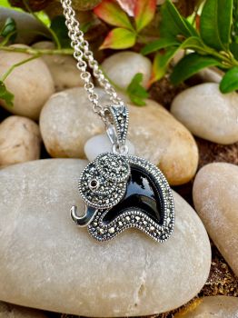 &nbsp;Elephant Black Onyx Marcasite Sterling Silver Necklace
Metal: Sterling SilverGem: Black Onyx, MarcasiteElephant dimension: 16mm x 14mm