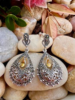 Art Deco Citrine&nbsp;Marcasite Sterling Silver&nbsp;Earrings
Metal: Sterling Silver
Gem: Genuine Citrine,&nbsp;Marcasite
Earrings size: 39mm x 16mm
Birthstone: November