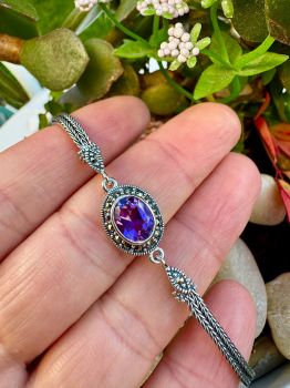 Brilliant oval cut Amethyst(AAAAA) with sparkling Marcasite Silver Bracelet
Metal: Sterling Silver
Gem: Brazilian Amethyst(Grade: AAAAA),&nbsp; Marcasite
Amethyst size: 9mm x 7mm
Length: 7.5&nbsp;Inches, 19cm
Birthstone: February&nbsp;
