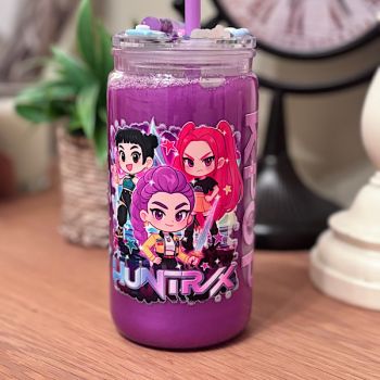 A bold and vibrant 16oz acrylic tumbler filled with shimmering mica powder liquid, featuring a fun K-Pop&ndash;inspired Demon Hunters design and a matching decorative topper. A perfect gift for teens, K-Pop fans, and lovers of colourful, eye-catching drinkware.