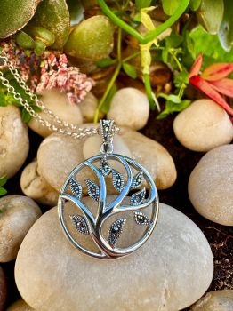 Tree of Life Marquise Leaf decorated with sparkling Marcasite&nbsp;Silver EarringsMetal: Sterling SilverGem: Marcasite
Earrings size: 30mm x 15mm
Pendant size: 33mm x 22.5