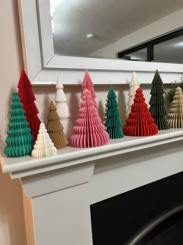 3d printed plastic Christmas tree ornament&nbsp;
Printed in fun shapes and colours&nbsp;
Add some dopamine decor your interior
Approx 16cm tall&nbsp;