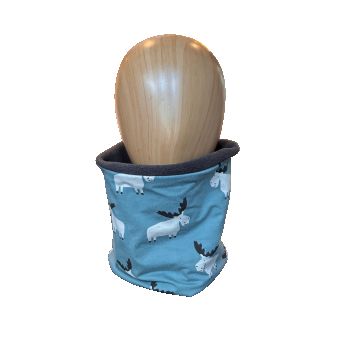 Keep your little one warm and cosy in this cute winter snood
Child fleece lined snood. Organic Cotton Jersey outer with Moose pattern in cream and grey on Sage Green backgroundLined with grey anti-pil&nbsp; polar fleece.&nbsp; &nbsp; Reversible
&nbsp;