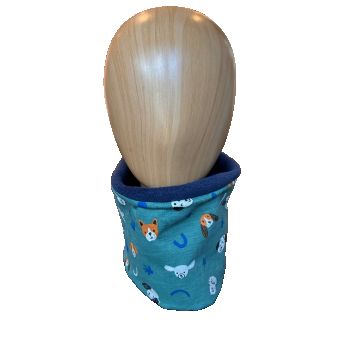 Keep your little one warm and cosy in this cute winter snood
Toddler&nbsp; fleece lined snood. Organic Cotton Jersey outer with dog faces on Sage Green backgroundLined with grey anti-pil&nbsp; polar fleece.&nbsp; &nbsp; Reversible
&nbsp;