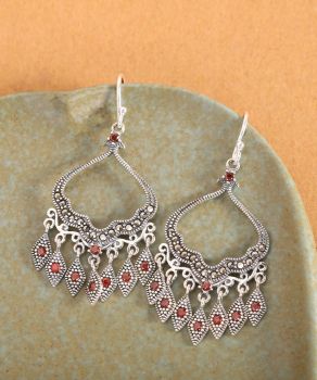 Marcasite Tassel Sterling Silver Earrings&nbsp;&nbsp;
Metal: Sterling Silve
Earrings size: 50mm x 23mm
Gemstone: Marcasite, Red Cz
Birthstone: January