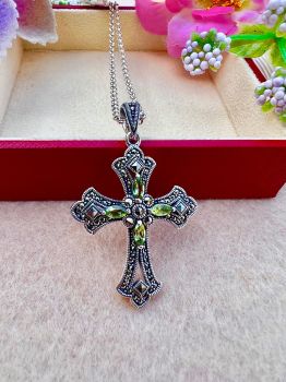 Silver Marcasite Cross Necklace decorated with 4 Marquise cut Peridot
Metal: Sterling Silver
Gem: Peridot, Marcasite
Pendant size: 46mm x 28mm
Birthstone: August