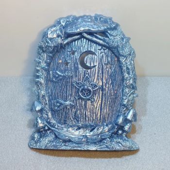 L Moon Forest Fairy Door Ornament &ndash; Ready to Go &amp; Custom Made &ndash; 15.5 cm &ndash; Ornaments for the Garden / Glasshouse &ndash; Fairy Village Colors &ndash; Hand Made with resin, mica powder &amp; magic
&ndash; Ready to Go
&ndash; Custom made
🌟🍄 Allow for some slight color difference.
&nbsp;
&nbsp;